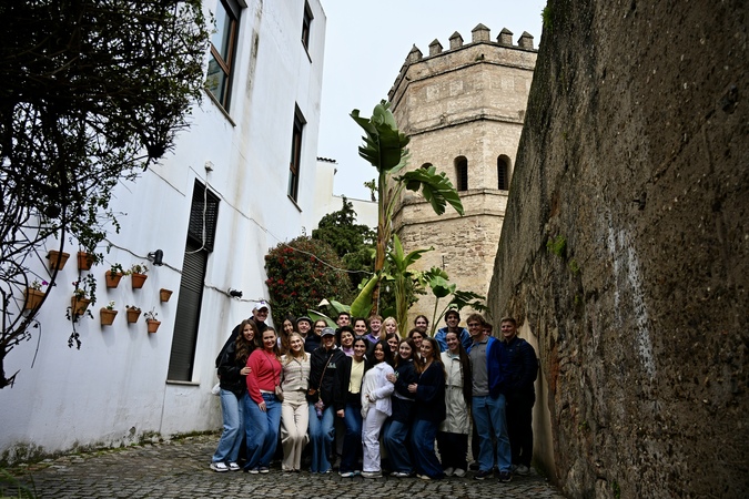 Roach Honors Students in Sevilla
